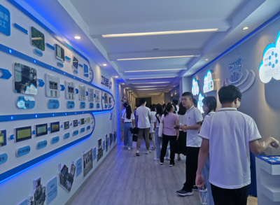 望城經(jīng)開區(qū)搭建校企合作新橋梁 組織湖南大學(xué)實(shí)習(xí)生深入企業(yè)一線學(xué)習(xí)軟件開發(fā)與信息技術(shù)咨詢服務(wù)